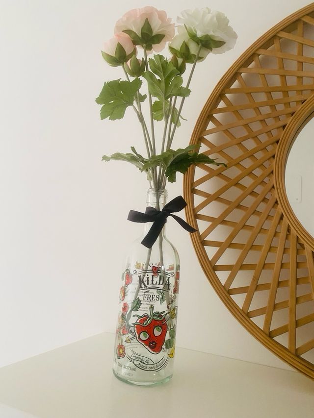 Botella jarrón con flores de tela