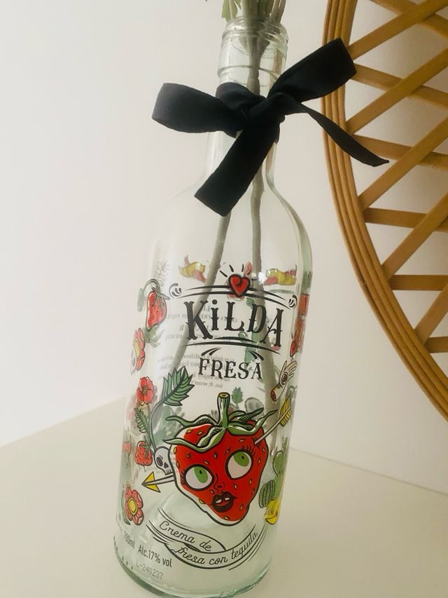 Botella jarrón con flores de tela