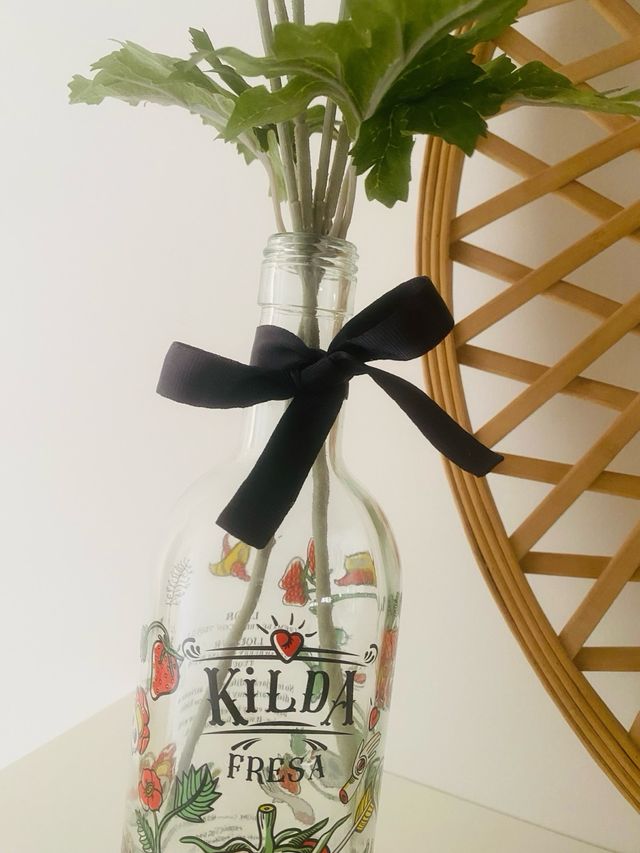 Botella jarrón con flores de tela