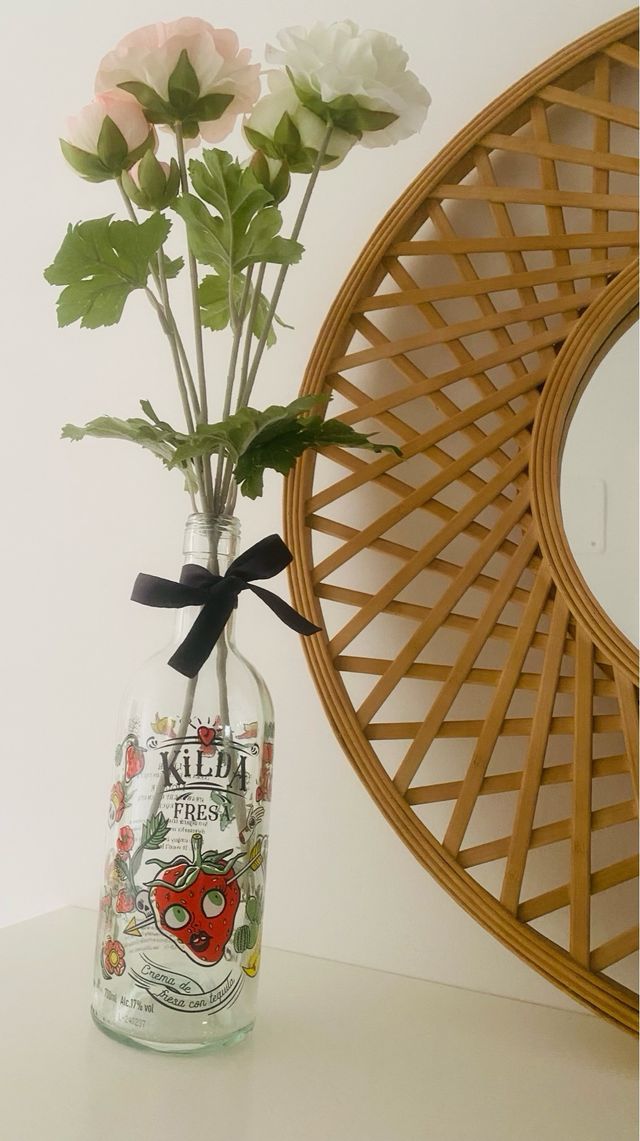 Botella jarrón con flores de tela