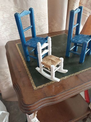 Dos sillas y mecedora en miniatura