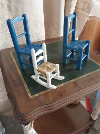 Dos sillas y mecedora en miniatura