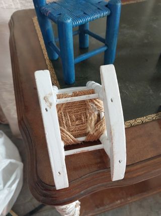 Dos sillas y mecedora en miniatura