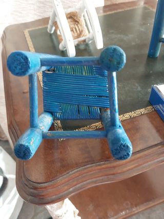 Dos sillas y mecedora en miniatura