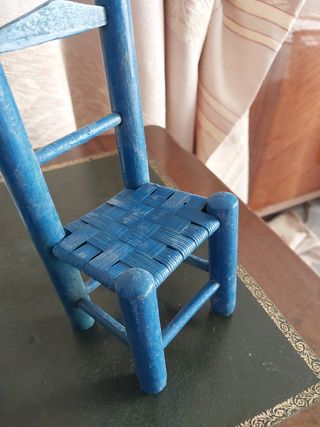 Dos sillas y mecedora en miniatura