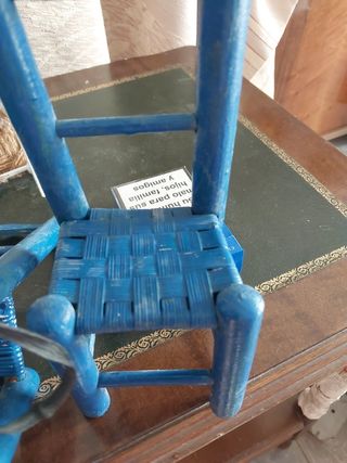 Dos sillas y mecedora en miniatura