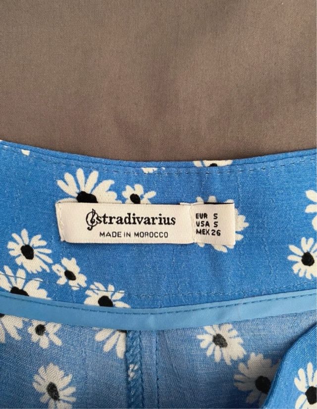 falda azul de flores 