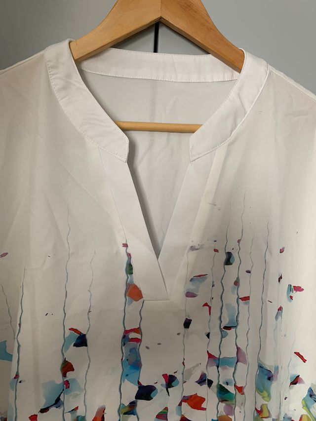 Blusa de manga corta blanca.