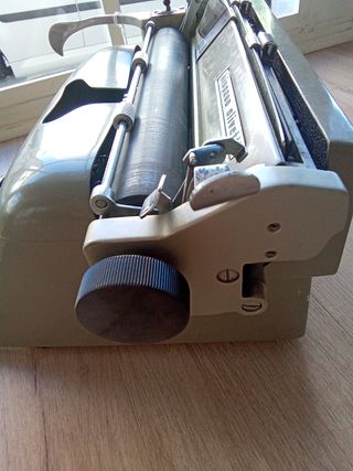 MAQUINA DE ESCRIBIR OLIVETTI