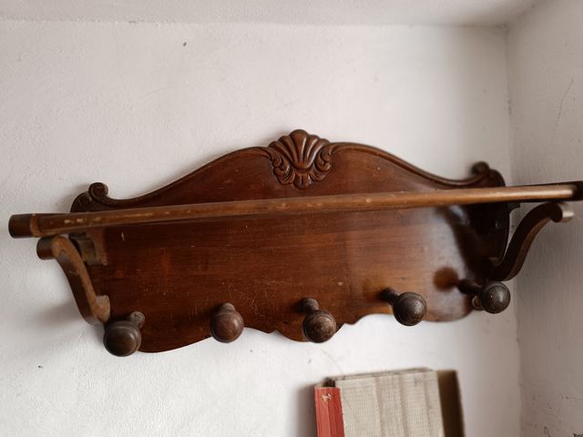 Perchero de madera antiguo