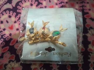 Broche dorado de pajaritos