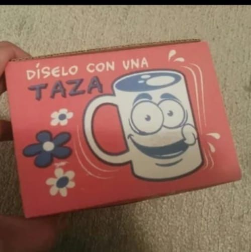 Tazza con scritta «Slogan» con relativo astuccio