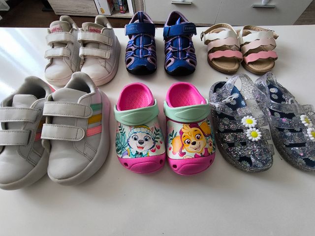 6 pares de zapatos talla 25 