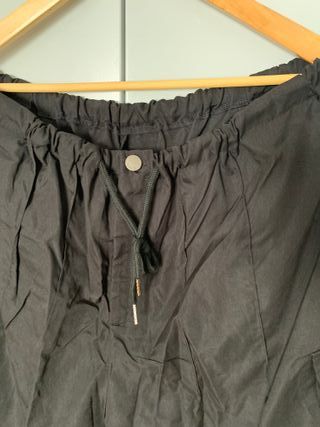 Pantalón tipo cargo negro