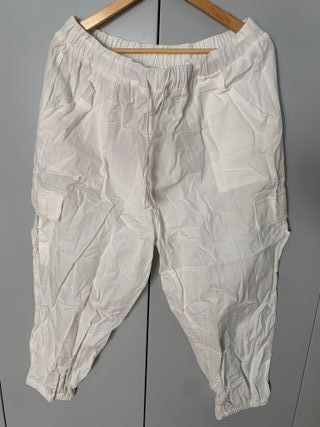 Pantalón largo tipo cargo blanco