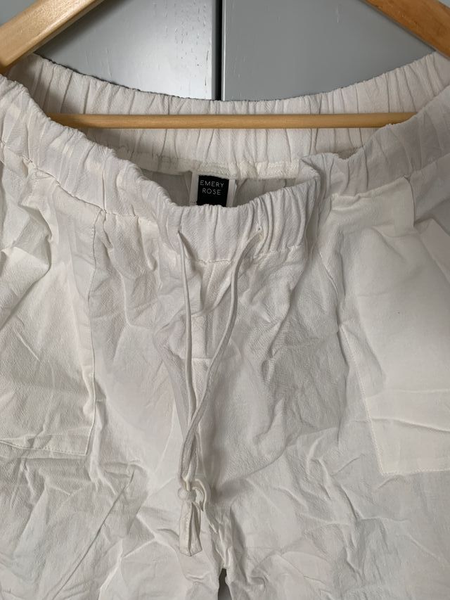 Pantalón largo tipo cargo blanco