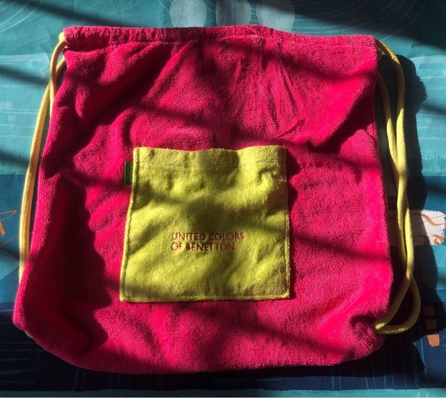 Saquito/mochila de tela de toalla benetton