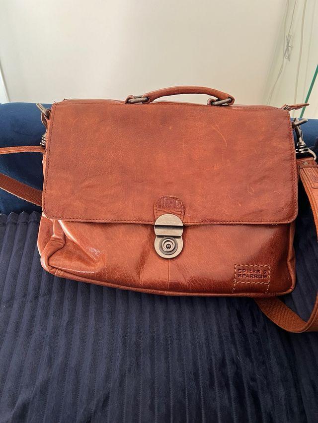 Bolso mano y colgar hombre