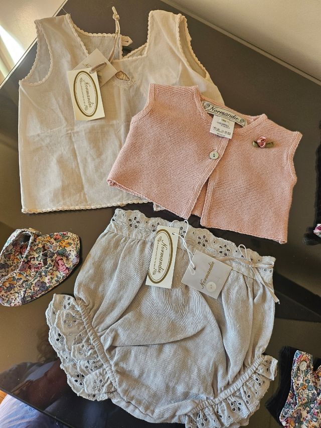 Conjunto ropita de bebé. Marca Normandie