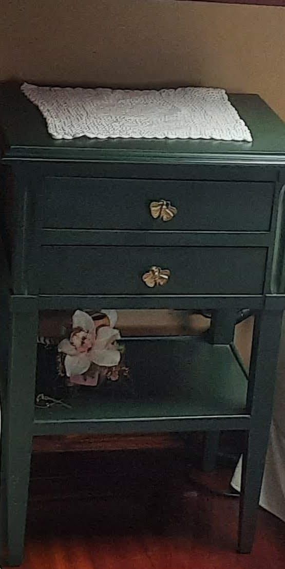 Comodino laccato verde