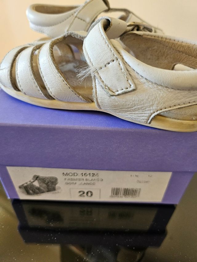 Sandalias num 20. Blancas.
