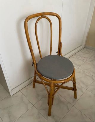 Silla de mimbre con almohadilla