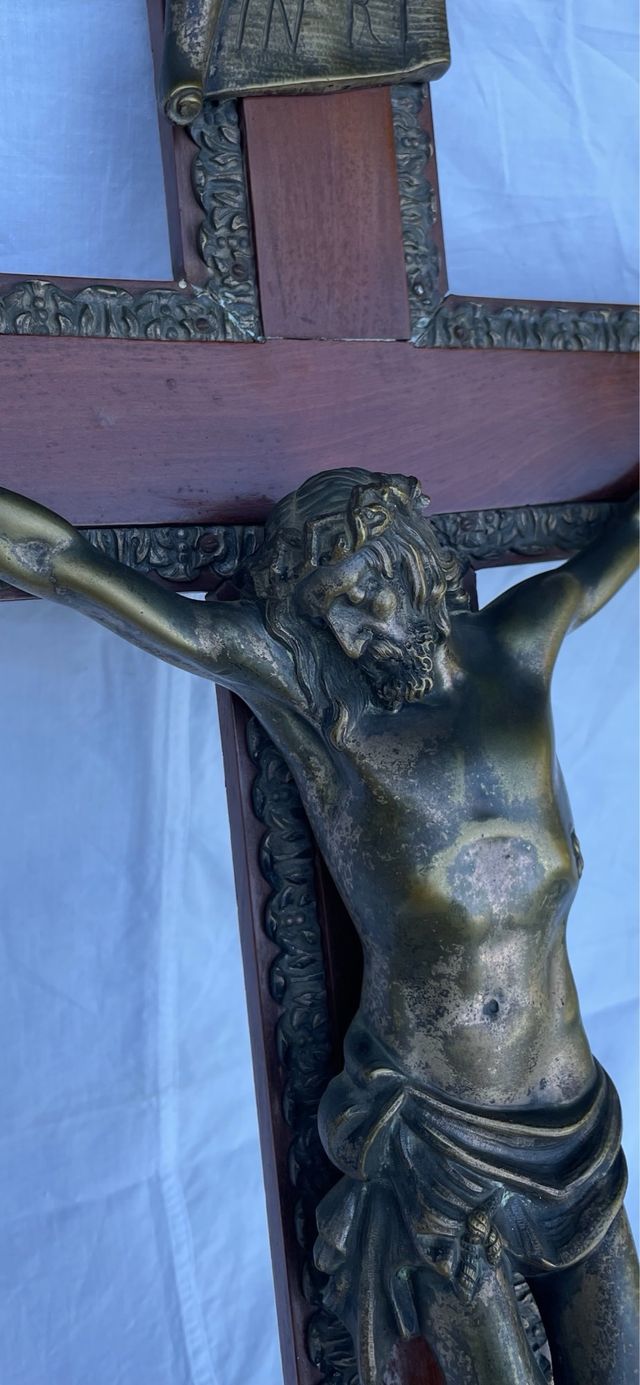 Gran crucifijo de bronce antiguo