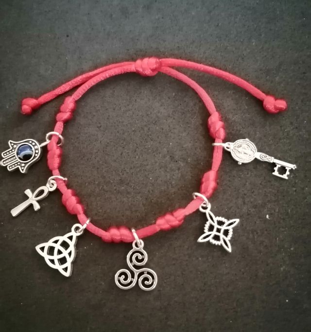 Pusera de los 7 nudos con amuletos de proteccion