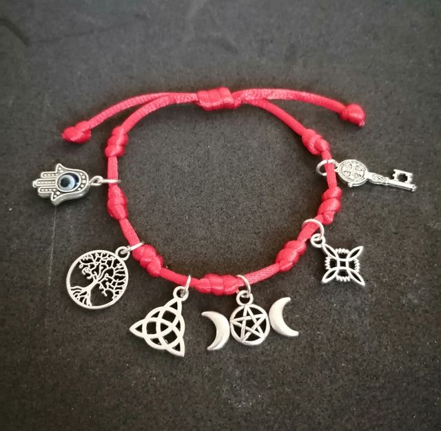 Pusera de los 7 nudos con amuletos de proteccion