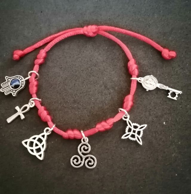 Pusera de los 7 nudos con amuletos de proteccion
