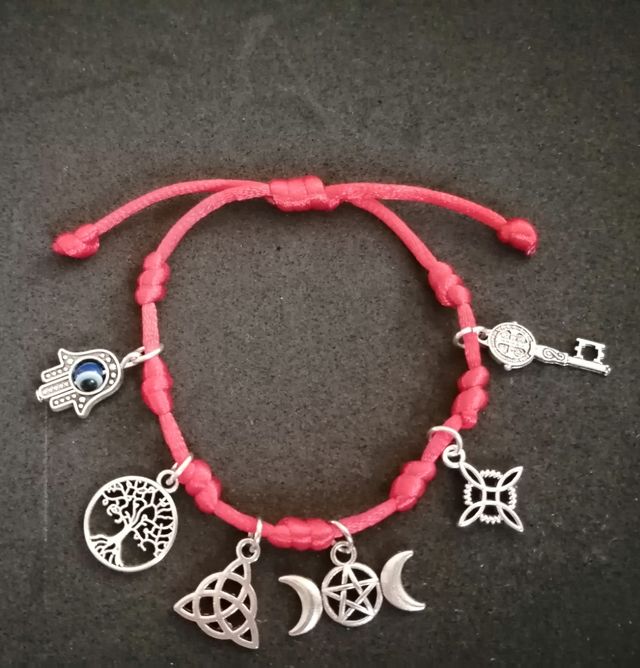 Pusera de los 7 nudos con amuletos de proteccion