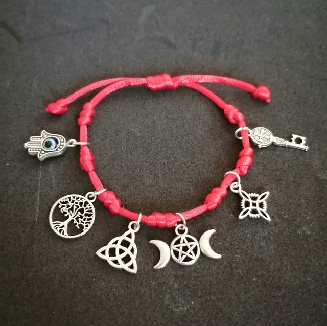 Pusera de los 7 nudos con amuletos de proteccion
