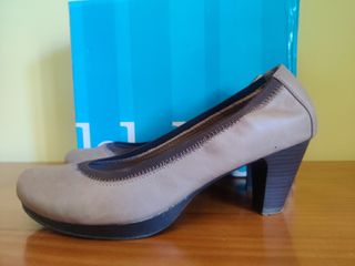 Zapatos beige elásticos de piel 40