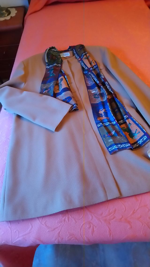 Chaquetón entretiempo,  camisa y fular a juego