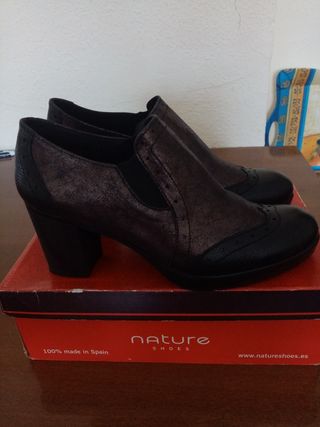 Zapatos negros, marrón