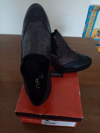 Zapatos negros, marrón