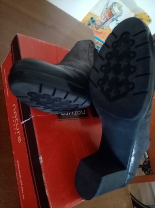 Zapatos negros, marrón