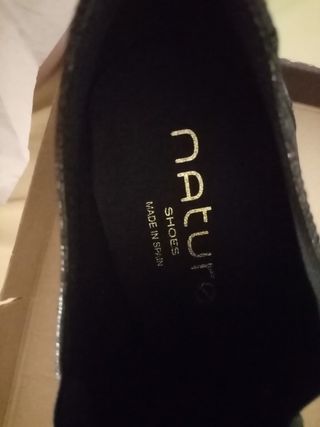 Zapatos negros, marrón