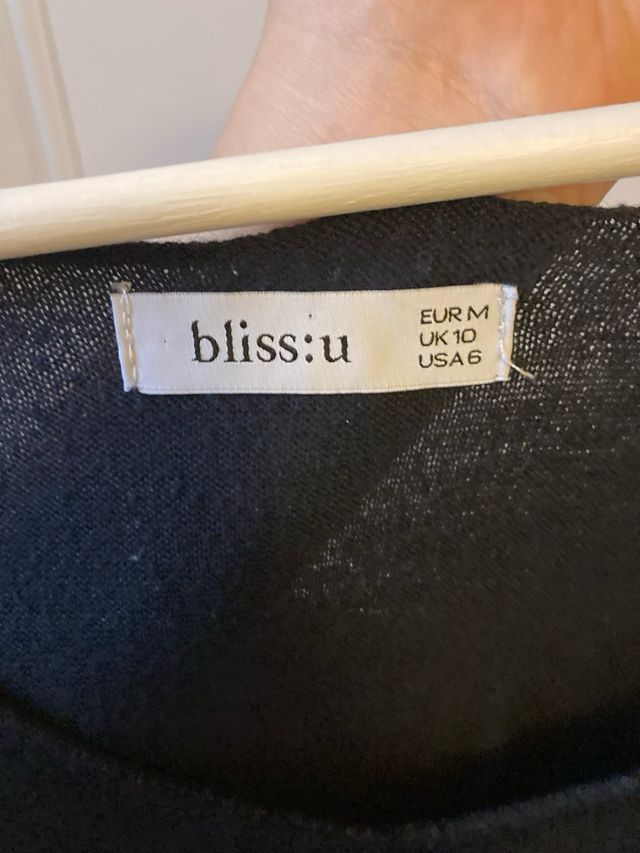 Jersey negro cuello pico con coderas plateadas