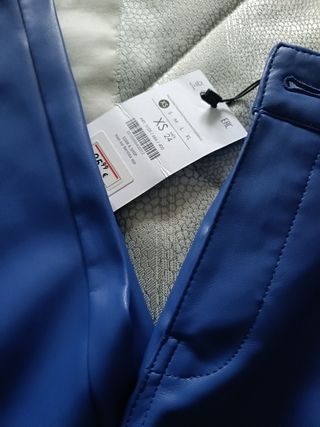 Pantalón polipiel. Con etiqueta 