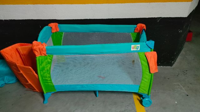 Cuna de viaje y colchón