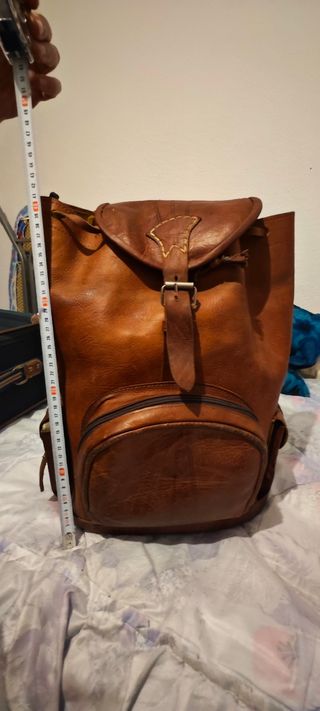 Mochila cuero natural.