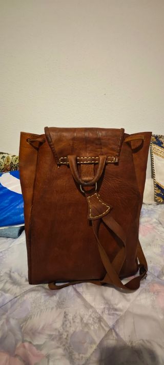 Mochila cuero natural.