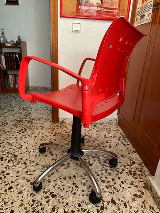 Silla hidraúlica de diseño, roja