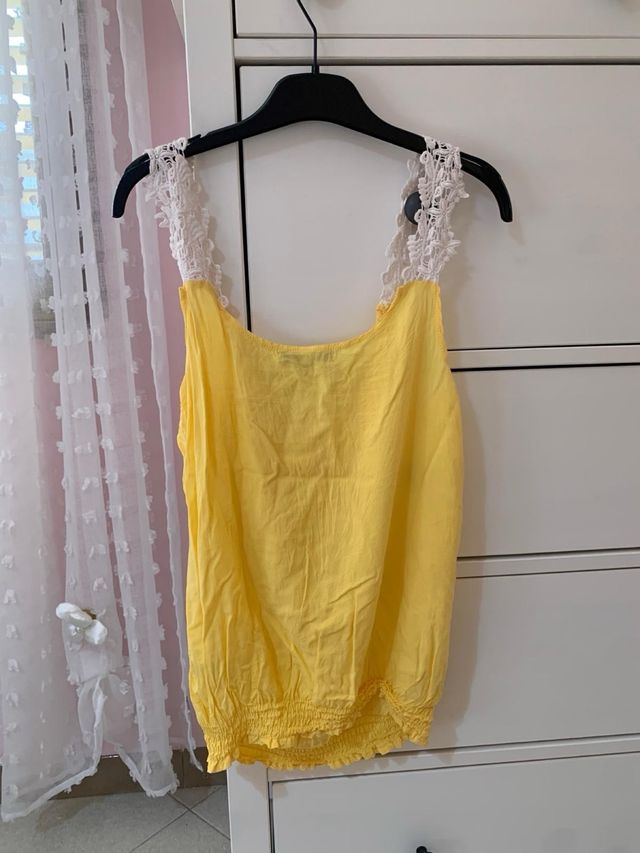 Top giallo a canotta con bretelline in pizzo