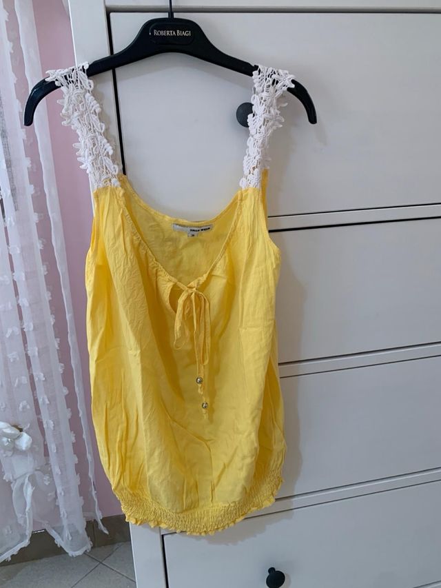 Top giallo a canotta con bretelline in pizzo