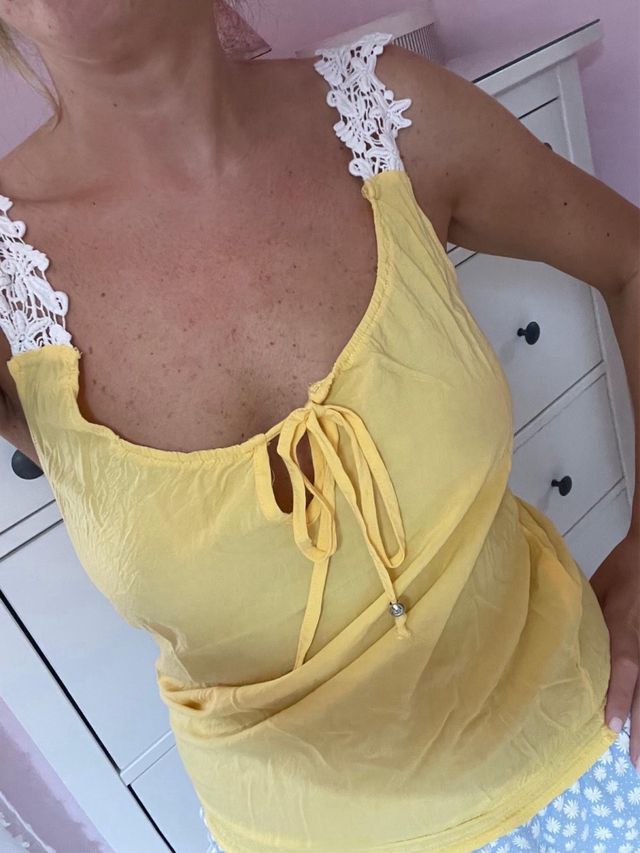 Top giallo a canotta con bretelline in pizzo