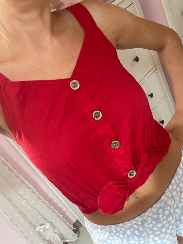 Top rosso con bottoni marrone e fiocco