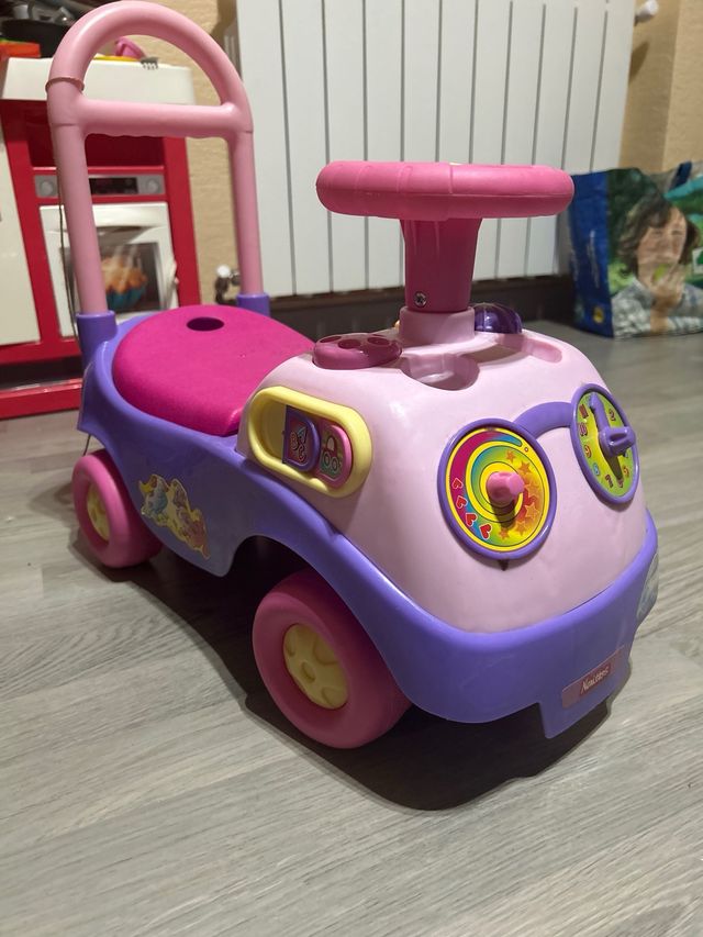 Coche corre pasillos