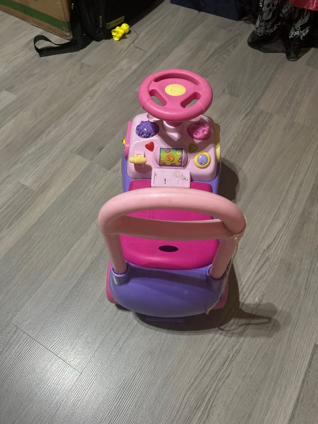 Coche corre pasillos